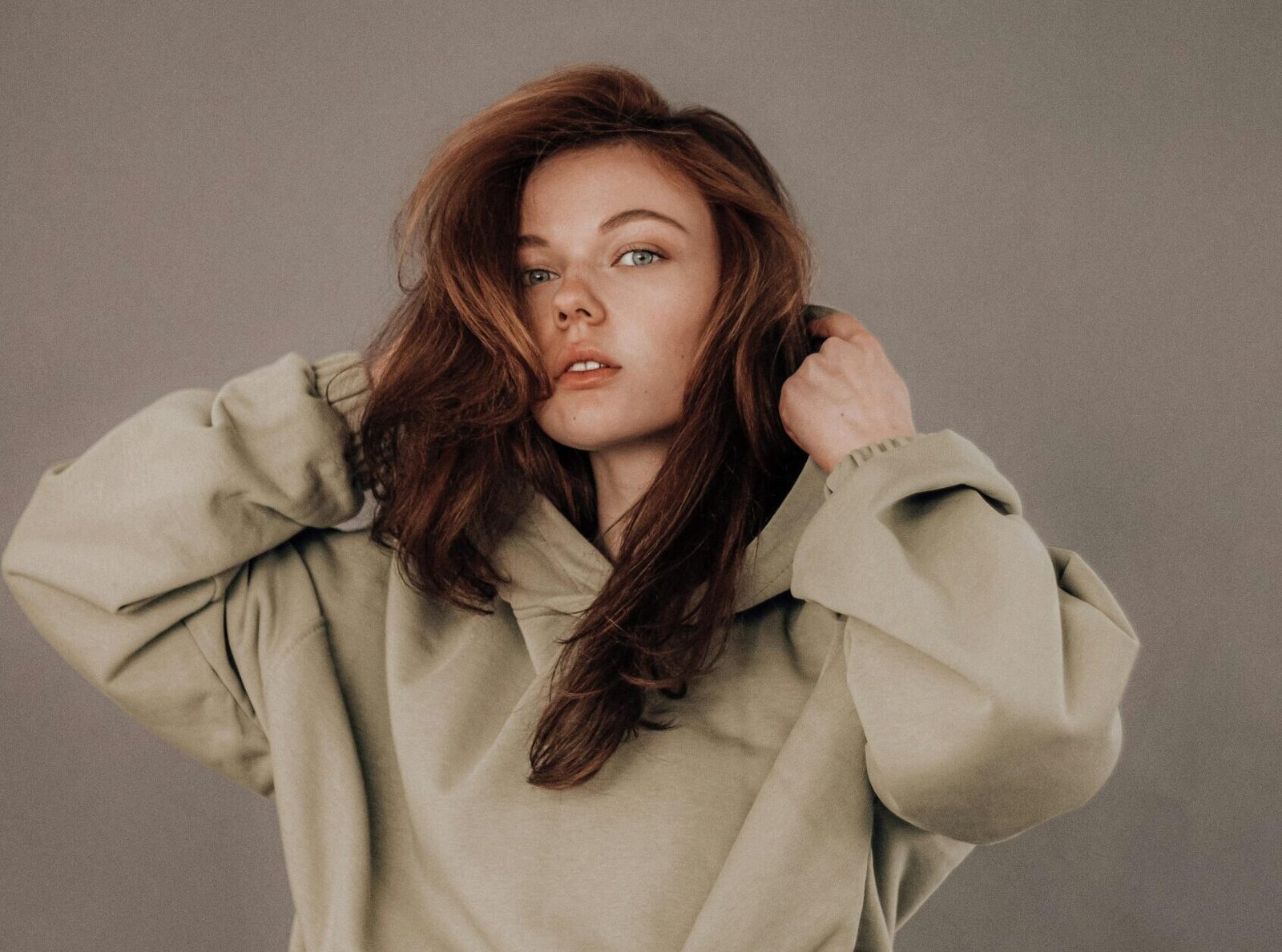 You are currently viewing Top 5 Essentials Hoodie Women You Absolutely Need in Your Wardrobe