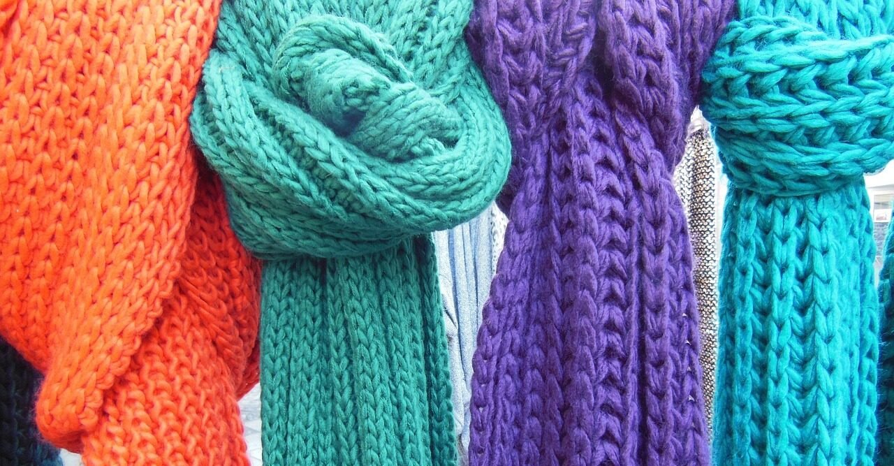 Read more about the article The Ultimate Guide to Scarves: Elevate Your Fall and Winter Fashion – 5 Scarves for Women and Men